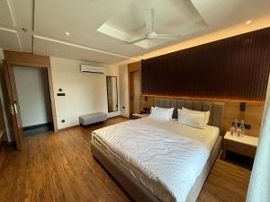 Signature Suite By The Lazy Host