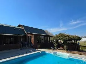 5-Acre Retreat Private Pool Outdoor Bar Fishing Pond & Game Room - Beech Island