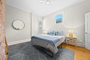 Cozy 1BR Near Downtown King Bed Full Kitchen