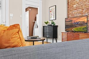 Cozy 1BR Near Downtown King Bed Full Kitchen