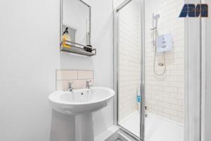 4 Bed Flat With Parking Sleeps 8 in Fife