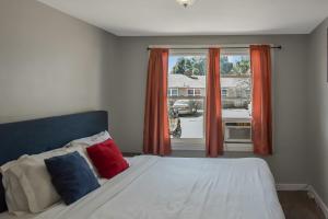 Great Updated King Bed Near Denver Sports field and concerts