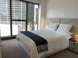 Luxury Prima Pearl Across Crown