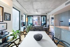 Upscale Collingwood Retreat - High-End Apartment with Car Park