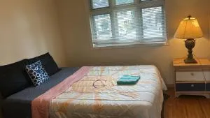 Surrey Central Bungalow Near Cedar Hills Plaza, Restaurants, Transit - Coquitlam