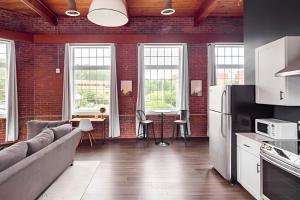 Jennifers Historic Riverfront Loft City Views
