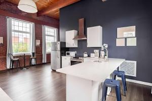 Jennifers Historic Riverfront Loft City Views