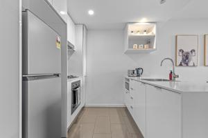 Central South Bank Apt w Pool, Gym & Best Location