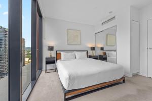 Central South Bank Apt w Pool, Gym & Best Location