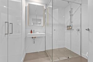 Central South Bank Apt w Pool, Gym & Best Location