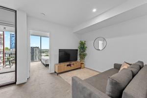 Central South Bank Apt w Pool, Gym & Best Location