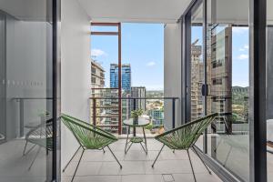 Central South Bank Apt w Pool, Gym & Best Location