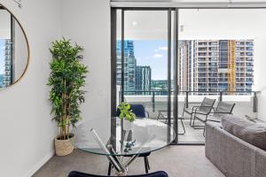 Stylish South Bank Apt with King Bed, Pool and Balcony