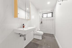 Stylish South Bank Apt with King Bed, Pool and Balcony
