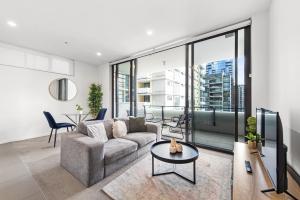 Stylish South Bank Apt with King Bed, Pool and Balcony