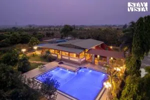 StayVista at The Blue Roof with Lawn & BBQ - Murbād