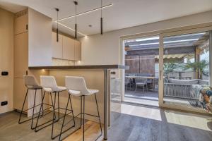 City CENTRAL Apartment - Attico Porto Brenzone -lakefront rooftop terrace