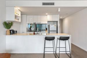 Stunning City Views, King Beds, Gym, Pool, Parking