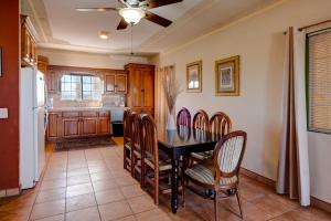 BEACH CONDO 3-Sleeps 8- Pool- WiFi- AC- Security