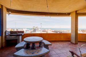 BEACH CONDO 3-Sleeps 8- Pool- WiFi- AC- Security