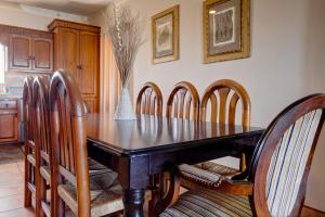 BEACH CONDO 3-Sleeps 8- Pool- WiFi- AC- Security