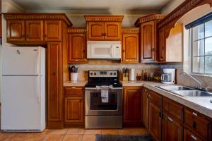 BEACH CONDO 3-Sleeps 8- Pool- WiFi- AC- Security