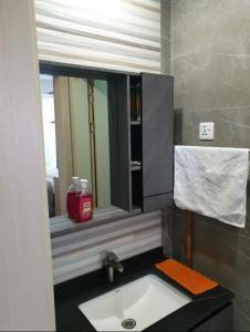 luxurious one bedroom apartment with fully equipped gym swimming pool private parking and scenic city views