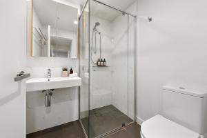 Million Dollar Views with King Bed, Pool, Gym, WiFi