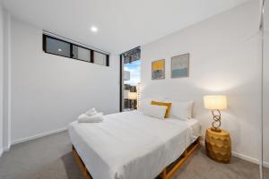 Million Dollar Views with King Bed, Pool, Gym, WiFi