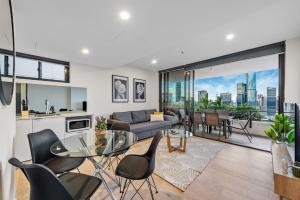 Million Dollar Views with King Bed, Pool, Gym, WiFi