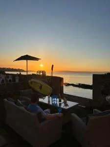 High Tide Beach House on waters edge - 克劳福兹本