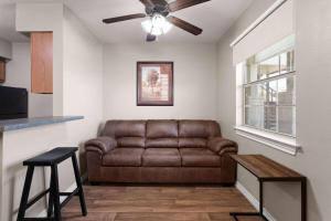 Eagles Den Suites Kenedy a Travelodge by Wyndham