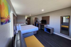 King Suite - Non-Smoking room in AmeriVu Inn and Suites - Hayward