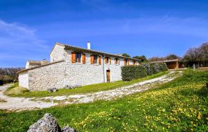 Maisons de vacances Beautiful Home In Salles Sous Bois : photos des chambres