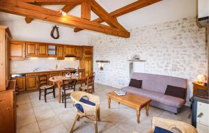 Maisons de vacances Beautiful Home In Salles Sous Bois : photos des chambres