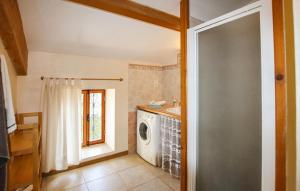 Maisons de vacances Beautiful Home In Salles Sous Bois : photos des chambres