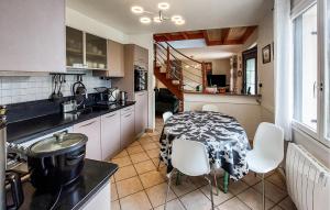 Maisons de vacances 4 Bedroom Cozy Home In Riec-Sur-Belon : photos des chambres