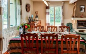 Maisons de vacances 4 Bedroom Cozy Home In Riec-Sur-Belon : photos des chambres