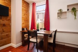 Charming 5-Bedroom Terraced House in Old Swan