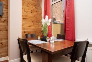 Charming 5-Bedroom Terraced House in Old Swan