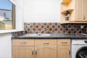 Charming 5-Bedroom Terraced House in Old Swan