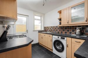 Charming 5-Bedroom Terraced House in Old Swan