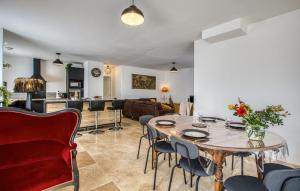 Maisons de vacances Cozy Home In Dolus-D-oleron With Wifi : photos des chambres