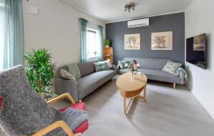 Lovely Home In Heberg With Wifi