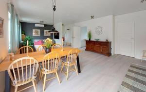 Lovely Home In Heberg With Wifi