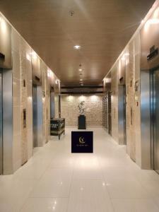 Newly opened near MOA & Airport with PS4 and karaoke