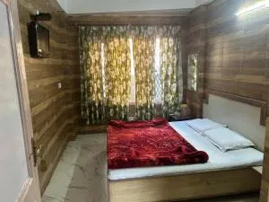 Khajuria Guest House - Sambriāl