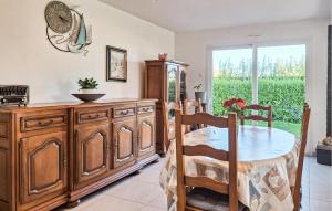 Maisons de vacances 3 Bedroom Lovely Home In Saint-Pabu : photos des chambres