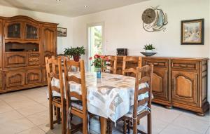 Maisons de vacances 3 Bedroom Lovely Home In Saint-Pabu : photos des chambres