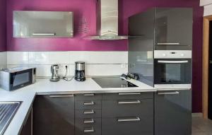 Maisons de vacances 3 Bedroom Lovely Home In Saint-Pabu : photos des chambres